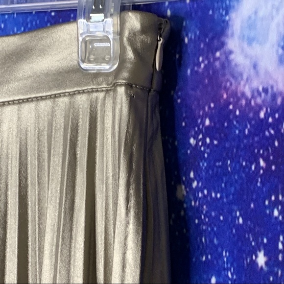 Tezenis- Pleated Metallic Miniskirt - Picture 3 of 8